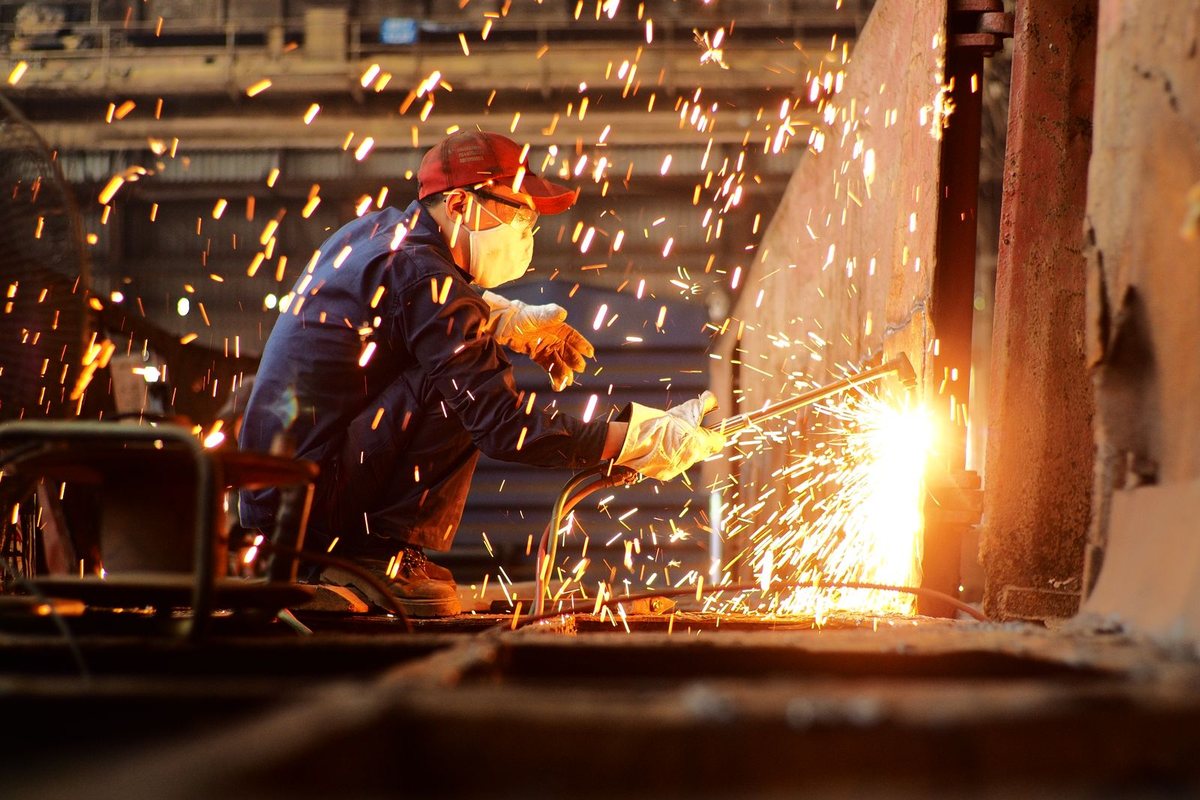 Rail-bound forging charger loading a billet